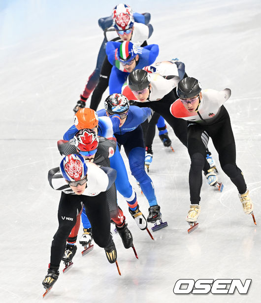 황대헌(23, 강원도청)이 드디어 금메달을 획득했다.황대헌은 9일 오후 중국 베이징 캐피털 실내경기장에서 열린 '2022베이징동계올림픽' 남자 쇼트트랙 1,500m 결승에 나서 금메달을 수확했다. 이준서(22, 한국체대), 박장혁(24, 스포츠토토)은 각각 5위, 7위를 기록했다.이는 이번 대회 대한민국 첫 쇼트트랙 금메달이다.대한민국 황대헌이 역주하고 있다. 2022.02.09 /jpnews@osen.co.kr