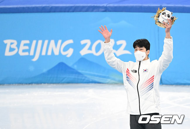 황대헌(23, 강원도청)이 드디어 금메달을 획득했다.황대헌은 9일 오후 중국 베이징 캐피털 실내경기장에서 열린 '2022베이징동계올림픽' 남자 쇼트트랙 1,500m 결승에 나서 금메달을 수확했다. 이준서(22, 한국체대), 박장혁(24, 스포츠토토)은 각각 5위, 7위를 기록했다.이는 이번 대회 대한민국 첫 쇼트트랙 금메달이다.금메달을 획득한 대한민국 황대헌이 시상대에 올라 환호하고 있다. 2022.02.09 /jpnews@osen.co.kr