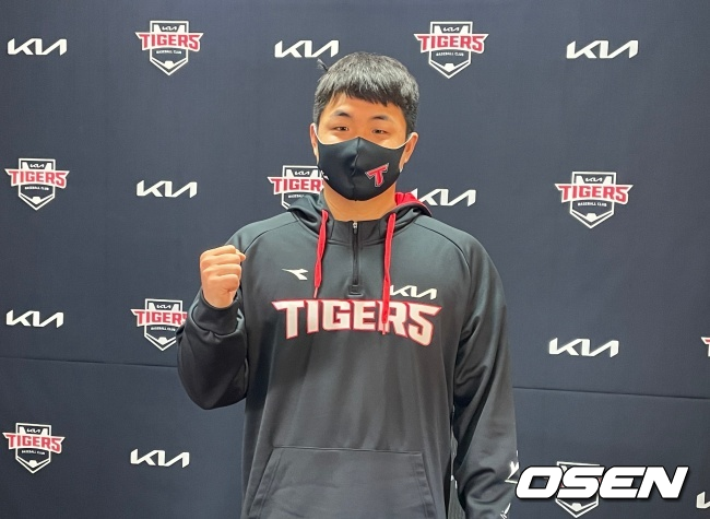 KIA 타이거즈 장현식이 인터뷰에 앞서 포즈를 취하고 있다.