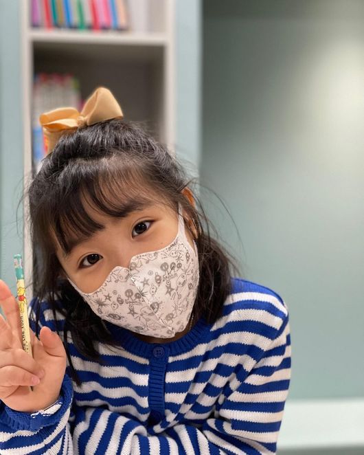 이윤지 첫째 딸, 치과의사 아빠 안닮고 엄마 닮은 이유 알고 봤더니..