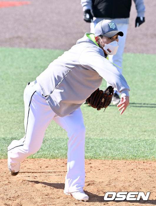 KT 김재윤이 그라운드 위에서 수비훈련을 하고 있다. 2022.02.05 /rumi@osen.co.kr