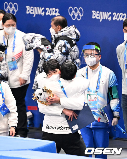 황대헌(23, 강원도청)이 드디어 금메달을 획득했다.황대헌은 9일 오후 중국 베이징 캐피털 실내경기장에서 열린 '2022베이징동계올림픽' 남자 쇼트트랙 1,500m 결승에 나서 금메달을 수확했다. 이준서(22, 한국체대), 박장혁(24, 스포츠토토)은 각각 5위, 7위를 기록했다.이는 이번 대회 대한민국 첫 쇼트트랙 금메달이다.대한민국 황대헌이 김병준 코치와 금메달의 기쁨을 나누고 있다. 2022.02.09 /jpnews@osen.co.kr