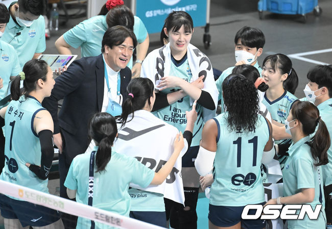 20일 오후 서울 장충체육관에서 도드람 2021~2022 V-리그 여자부 GS칼텍스와 한국도로공사의 경기가 진행됐다.1세트 GS칼텍스 차상현 감독이 미소 지으며 선수들에게 작전 지시를 하고 있다.   2022.01.20 / soul1014@osen.co.kr