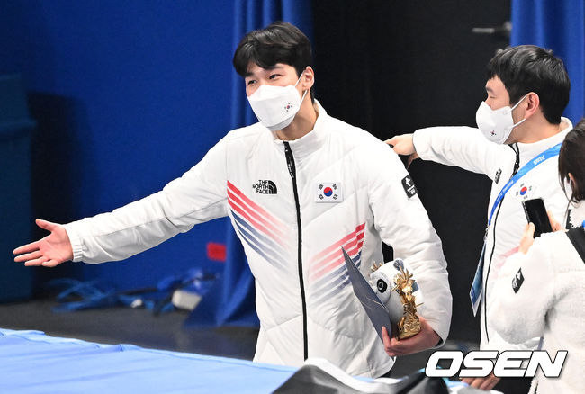 황대헌(23, 강원도청)이 드디어 금메달을 획득했다.황대헌은 9일 오후 중국 베이징 캐피털 실내경기장에서 열린 '2022베이징동계올림픽' 남자 쇼트트랙 1,500m 결승에 나서 금메달을 수확했다. 이준서(22, 한국체대), 박장혁(24, 스포츠토토)은 각각 5위, 7위를 기록했다.이는 이번 대회 대한민국 첫 쇼트트랙 금메달이다. 금메달을 따낸 황대헌이 기념 촬영을 하고 있다. 2022.02.09 /jpnews@osen.co.kr