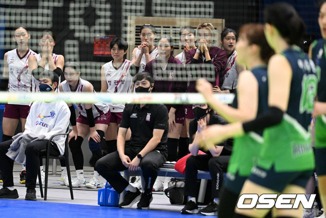 KGC인삼공사 선수들이 경기를 지켜보고 있다. /OSEN DB