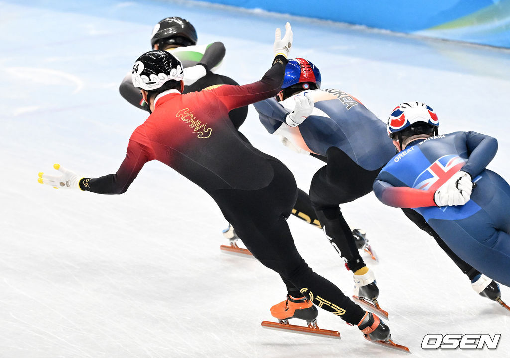 9일(한국시간) 중국 베이징 캐피털 실내경기장에서 2022 베이징 동계올림픽 쇼트트랙 남자 1500m 준결승 경기가 열렸다.중국 런쯔웨이가 대한민국 박장혁의 추월 때 제스처를 취하고 있다. 2022.02.09 /jpnews@osen.co.kr
