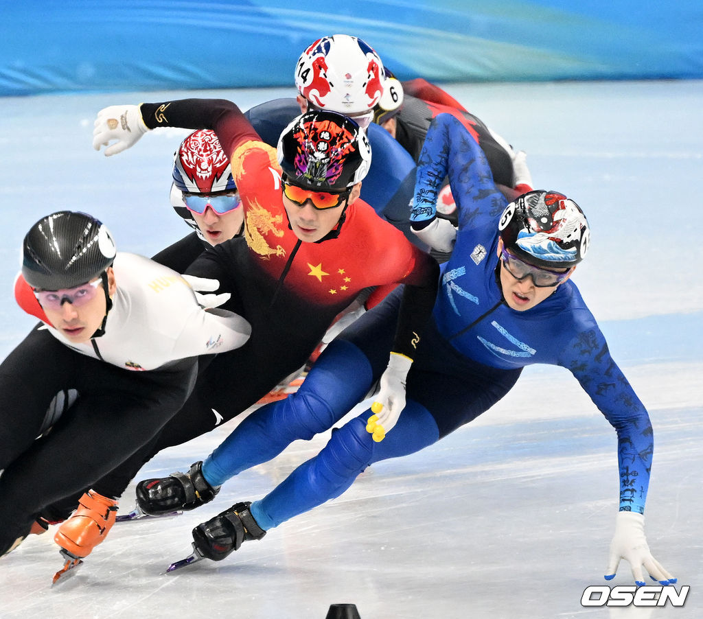  중국 런쯔웨이가 9일 오후 중국 베이징 캐피털 실내경기장에서 열린 '2022베이징동계올림픽' 남자 쇼트트랙 1,500m 준결승 3조에서  카자흐스탄  아딜 갈리아흐메토프를 팔로 건드리며 가로 막고 있다. 런쯔웨이는 이 동작으로 실격당해 결승 진출에 실패. /jpnews@osen.co.kr