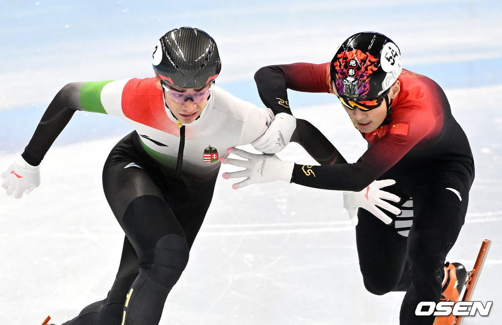 OSEN=베이징(중국), 지형준 기자] 7일 중국 베이징 캐피털 인도어 스타디움에서 2022 베이징 동계올림픽 남자 쇼트트랙 1000ｍ 결승 경기가 열렸다. 결승선을 통과하기 직전 중국 런쯔웨이가 헝가리 류사오린의 유니폼을 잡아당기고 있다. 2022.02.07 /jpnews@osen.co.kr