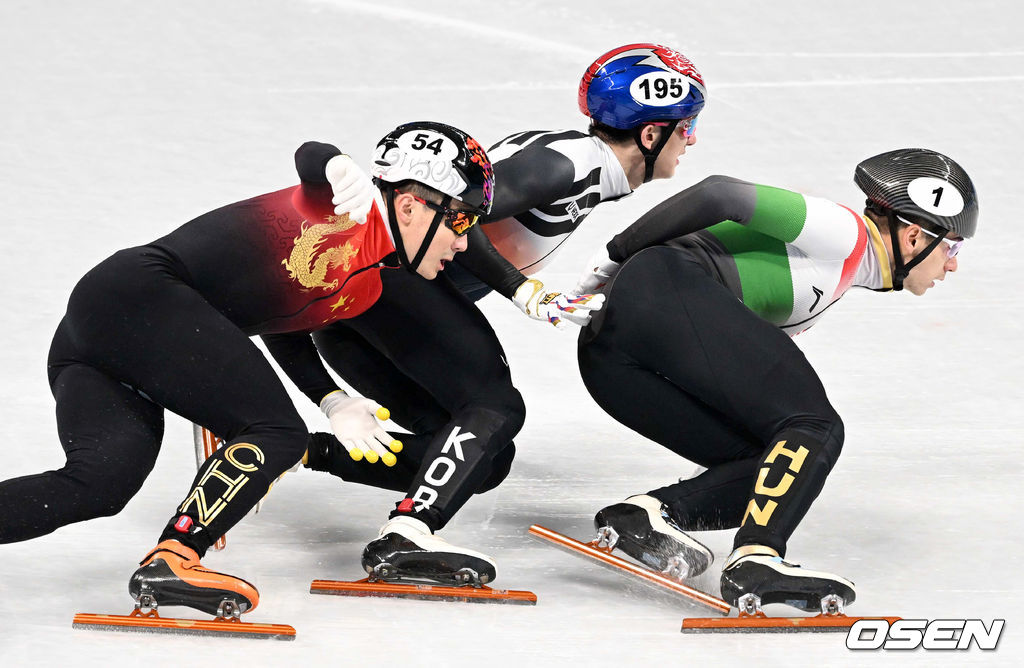 9일(한국시간) 중국 베이징 캐피털 실내경기장에서 2022 베이징 동계올림픽 쇼트트랙 남자 1500m 준결승 경기가 열렸다.대한민국 박장혁이 중국 런쯔웨이의 추격을 피해 역주하고 있다. 2022.02.09 /jpnews@osen.co.kr