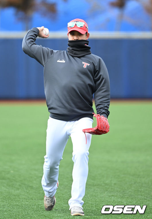KIA 타이거즈 스프링캠프가 2일 전라남도 함평 KIA챌린저스필드에서 진행됐다. KIA 임기영이 캐치볼을 하고 있다. 2022.02.02 /sunday@osen.co.kr
