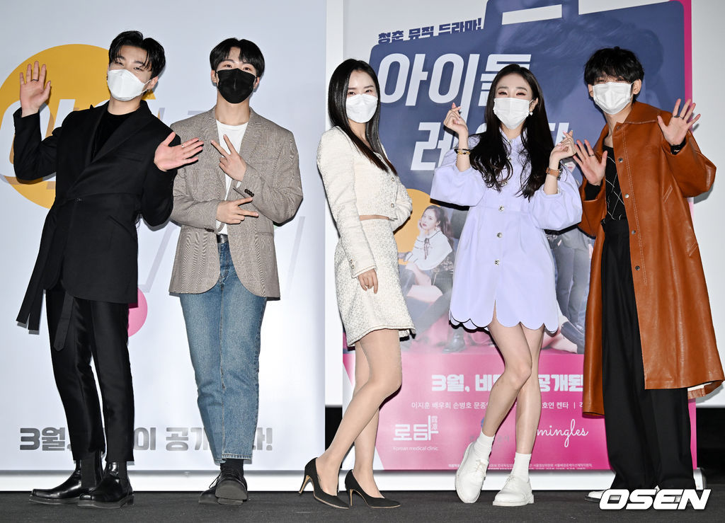 10일 오전 서울 한강로 CGV 용산아이파크몰에서 영화 '아이돌레시피' 언론배급 시사회가 열렸다.  시사회를 마치고 가수 겸 배우 배우희, 켄타, 문종업, 유호연, 김나현이 포토타임을 갖고 있다. 2022.02.10 / rumi@osen.co.kr