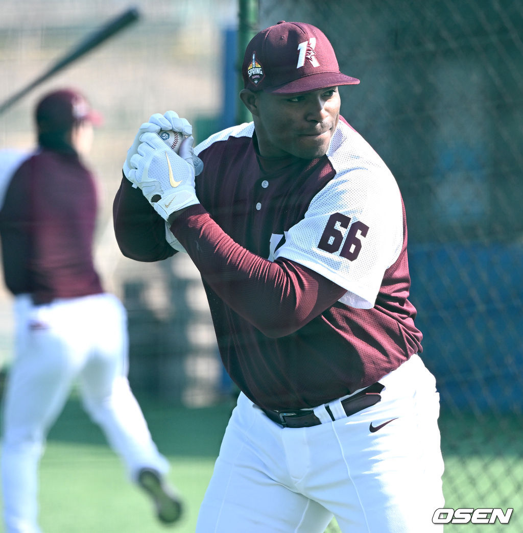 키움 새 외국인타자 푸이그가 타격 훈련을 하고 있다. 2022.02.10 / dreamer@osen.co.kr