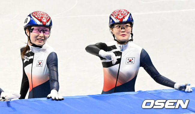  대한민국 대표팀이 9일(한국시간) 중국 베이징 캐피털 실내경기장에서 열린 2022 베이징 동계올림픽 쇼트트랙 여자 3000m 계주 준결승 경기에서 2위로 결승선을 통과하며 결승 진출에 성공했다.결승 진출에 성공한 대한민국 대표팀 최민정, 이유빈이 기뻐하고 있다. 2022.02.09 /jpnews@osen.co.kr