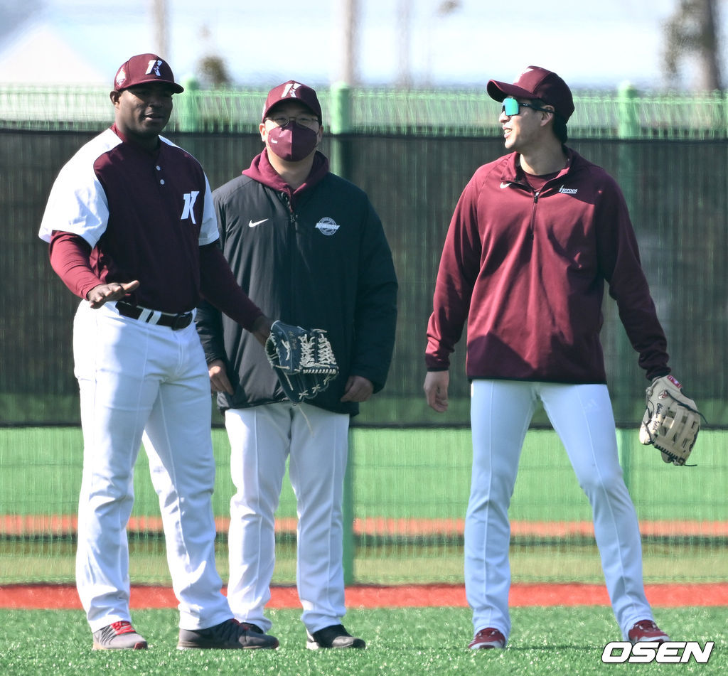 키움 새 외국인타자 푸이그와 이정후가 수비 훈련을 하고 있다. 2022.02.10 / dreamer@osen.co.kr