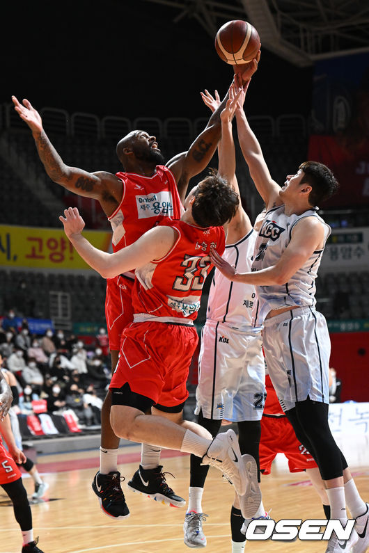 10일 오후 경기도 고양실내체육관에서 ’2021-2022 KGC 인삼공사 정관장 프로농구’ 고양 오리온과 전주 KCC의 경기가 열렸다.1차 연장, 오리온-KCC 선수들이 리바운드를 시도하고 있다. 2022.02.10 / ksl0919@osen.co.kr
