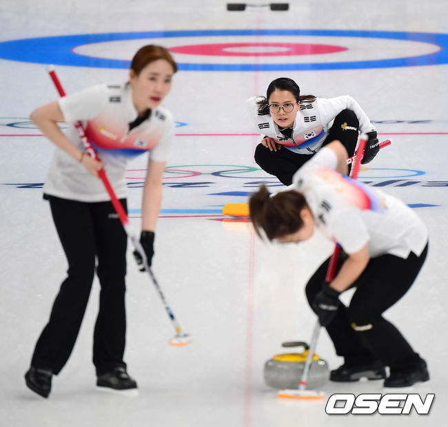 10일(한국시간) 중국 베이징 국립 아쿠아틱 센터에서 2022 베이징 동계올림픽 컬링 여자 예선 대한민국과 캐나다의 경기가 열렸다.대한민국 김은정이 방향을 알리고 있다. 2022.02.10 /jpnews@osen.co.kr