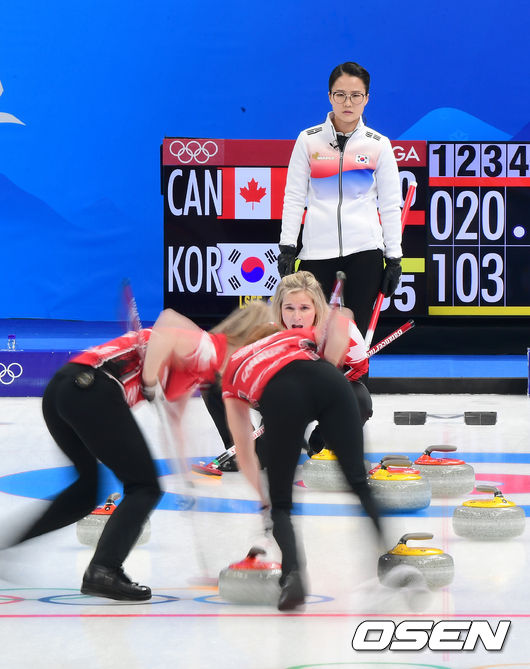 10일(한국시간) 중국 베이징 국립 아쿠아틱 센터에서 2022 베이징 동계올림픽 컬링 여자 예선 대한민국과 캐나다의 경기가 열렸다.대한민국 김은정이 캐나다의 플레이를 바라보고 있다. 2022.02.10 /jpnews@osen.co.kr