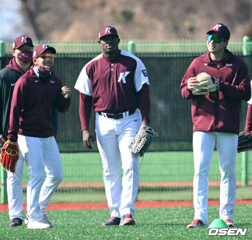 스프링캠프에서 훈련을 하고 있는 키움 히어로즈 외야수들. /OSEN DB