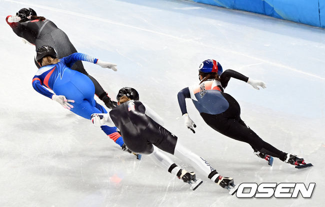  대한민국 대표팀이 9일(한국시간) 중국 베이징 캐피털 실내경기장에서 열린 2022 베이징 동계올림픽 쇼트트랙 여자 3000m 계주 준결승 경기에서 2위로 결승선을 통과하며 결승 진출에 성공했다.대한민국 쇼트트랙 최민정(오른쪽)이 역주하고 있다. 2022.02.09 /jpnews@osen.co.kr