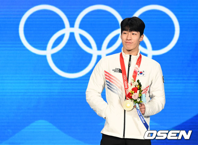 10일(한국시간) 중국 베이징 메달 플라자에서 2022 베이징 동계올림픽 쇼트트랙 남자 1500m 메달수여식이 열렸다.금메달을 목에 건 대한민국 황대헌이 포즈를 취하고 있다. 2022.02.10 /jpnews@osen.co.kr