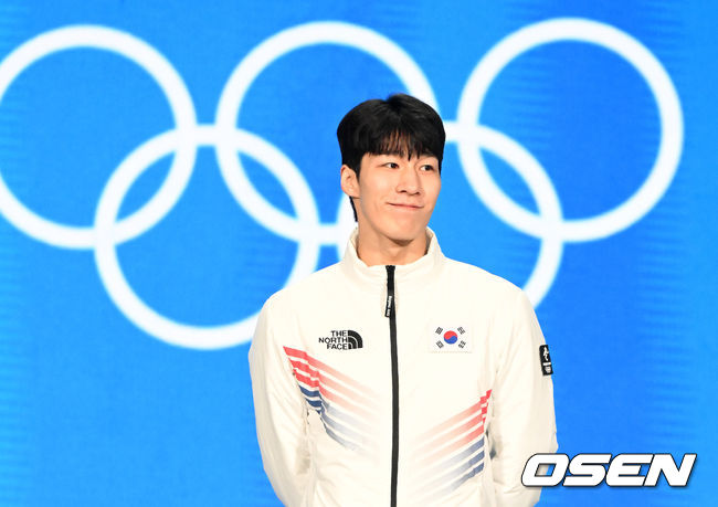 10일(한국시간) 중국 베이징 메달 플라자에서 2022 베이징 동계올림픽 쇼트트랙 남자 1500m 메달수여식이 열렸다.금메달을 목에 건 대한민국 황대헌이 미소를 짓고 있다. 2022.02.10 /jpnews@osen.co.kr