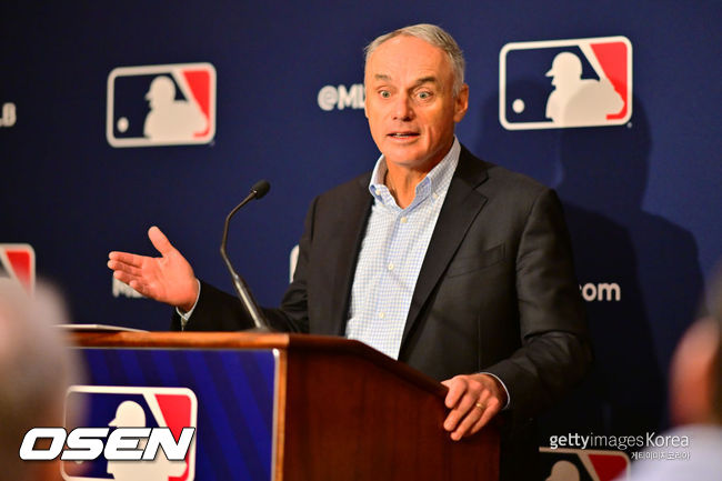 [사진] 롭 만프레드 MLB 커미셔너가 11일(한국시간) 플로리다주 올랜도의 왈도프 애스토리아에서 구단주 미팅을 마친 뒤 기자회견을 하고 있다. ⓒGettyimages(무단전재 및 재배포 금지)