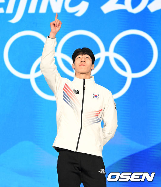 10일(한국시간) 중국 베이징 메달 플라자에서 2022 베이징 동계올림픽 쇼트트랙 남자 1500m 메달수여식이 열렸다.대한민국 황대헌이 시상대에 오르며 세리머니를 펼치고 있다. 2022.02.10 /jpnews@osen.co.kr