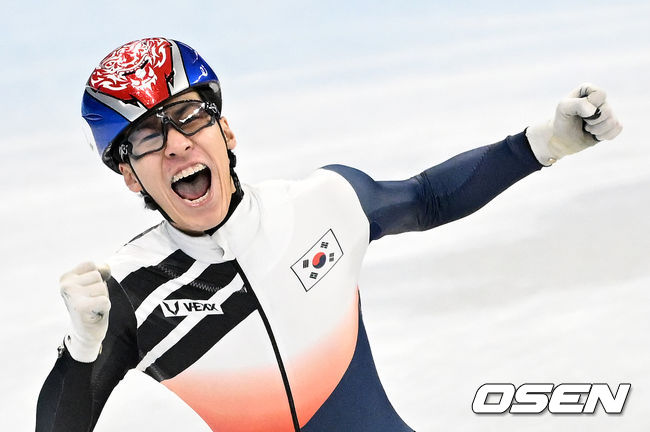 금메달을 따낸 쇼트트랙 황대헌이 기뻐하고 있다. 2022.02.09 /jpnews@osen.co.kr