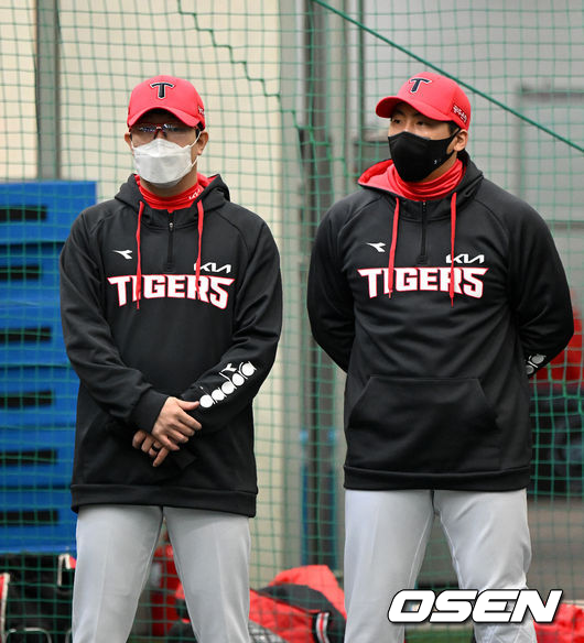 KIA 양현종과 나성범이 스프링캠프 첫 날 팀 미팅을 가지고 있다. /OSEN DB