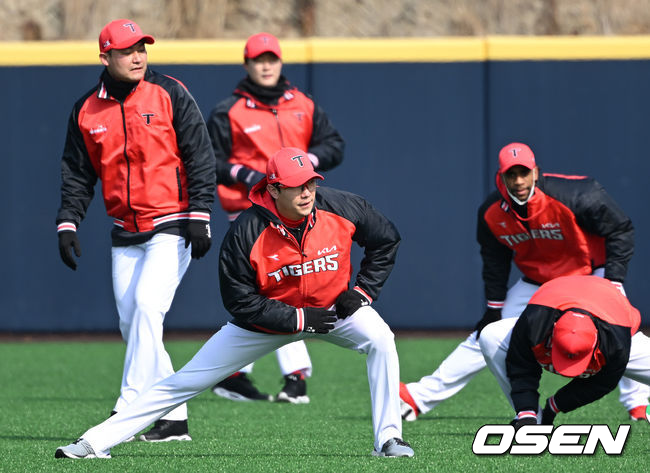 KIA 양현종이 스트레칭 훈련을 하고 있다./OSEN DB