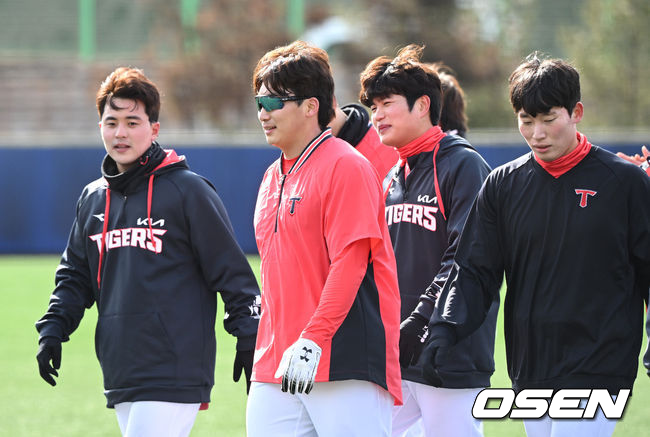 KIA 나성범이 스트레칭 훈련을 마치고 더그아웃으로 가고 있다./OSEN DB