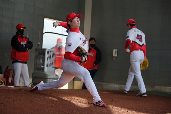 KIA 타이거즈 147승 양현종과 신인왕 이의리가 11일 스프링캠프 첫 동반 불펜투구를 했다./KIA 제공