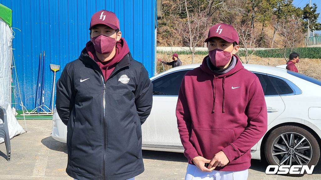 키움 히어로즈 문찬종(왼쪽), 박정음 코치. /OSEN DB