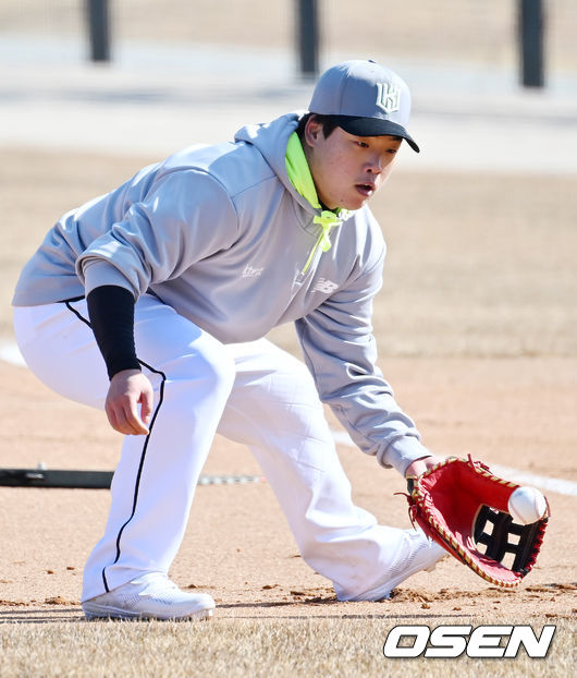 KT 강백호가 1루에서 수비 훈련을 하고 있다. 2022.02.05 /OSEN DB