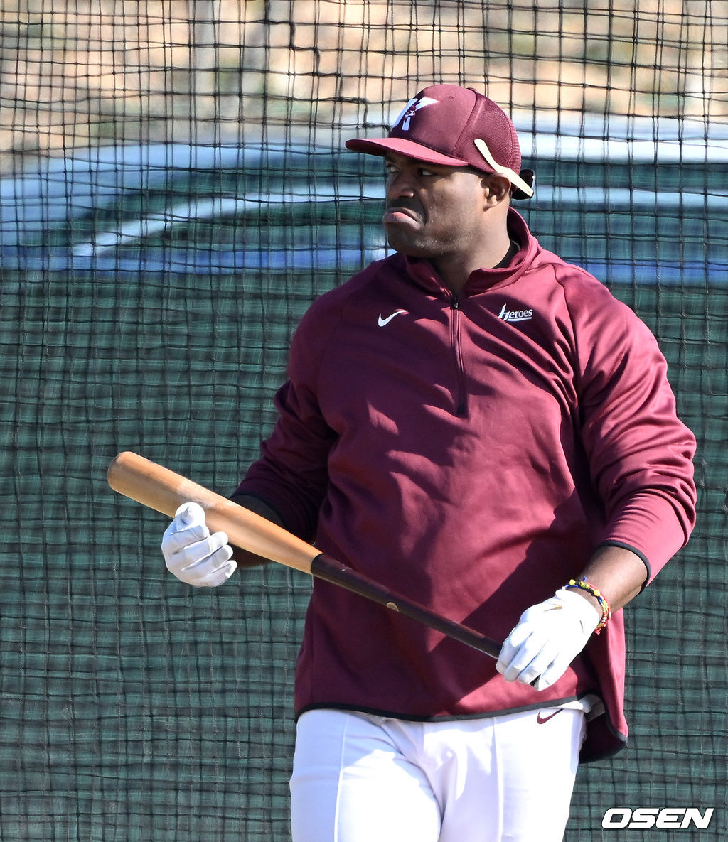 키움 히어로즈가 11일 전라남도 고흥 거금야구장에서 2022시즌을 준비하는 스프링캠프를 차리고 담금질에 나섰다.키움 푸이그가 프리배팅을 마치고 이동하고 있다. 2022.02.11 / dreamer@osen.co.kr