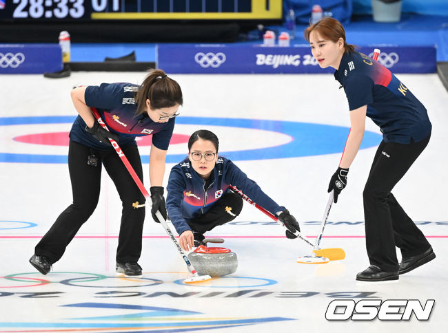11일(한국시간) 중국 베이징 국립 아쿠아틱 센터에서 2022 베이징 동계올림픽 컬링 여자 라운드 로빈 대한민국과 영국의 경기가 열렸다.대한민국 선수들이 경기를 진행하고 있다. 2022.02.11 /jpnews@osen.co.kr