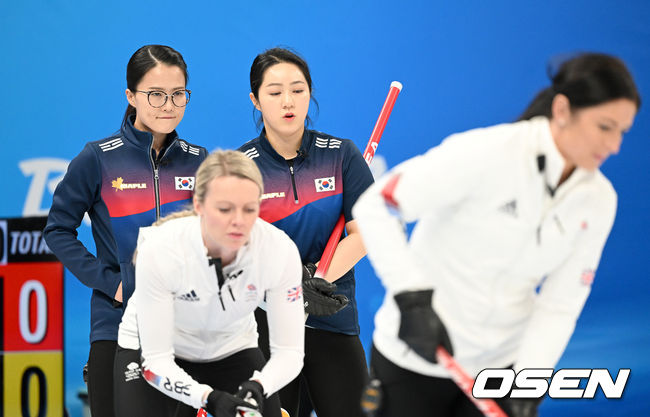 11일(한국시간) 중국 베이징 국립 아쿠아틱 센터에서 2022 베이징 동계올림픽 컬링 여자 라운드 로빈 대한민국과 영국의 경기가 열렸다.대한민국 김은정과 김경애가 영국의 플레이를 바라보고 있다. 2022.02.11 /jpnews@osen.co.kr