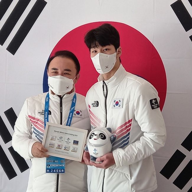 [사진]윤홍근 제너시스 BBQ그룹 회장 인스타그램