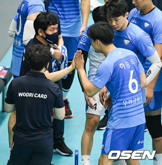 우리카드 하승우가 신영철 감독과 하이파이브를 하고 있다.  2021.08.21 /OSEN DB