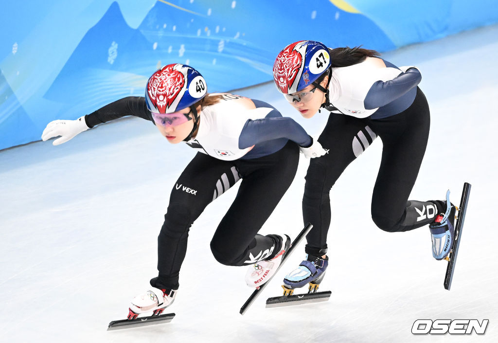 11일(한국시간) 중국 베이징 캐피털 실내경기장에서 2022 베이징 동계올림픽 쇼트트랙 여자 1000m 준준결승 경기에 앞서 대한민국 최민정과 이유빈이 훈련을 하고 있다. 2022.02.11 /jpnews@osen.co.kr