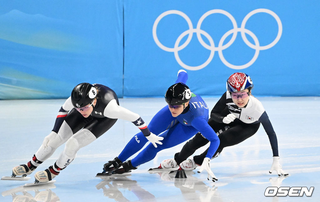 11일(한국시간) 중국 베이징 캐피털 실내경기장에서 2022 베이징 동계올림픽 쇼트트랙 여자 1000m 준결승 경기가 열렸다.대한민국 최민정이 역주하고 있다. 2022.02.11 /jpnews@osen.co.kr