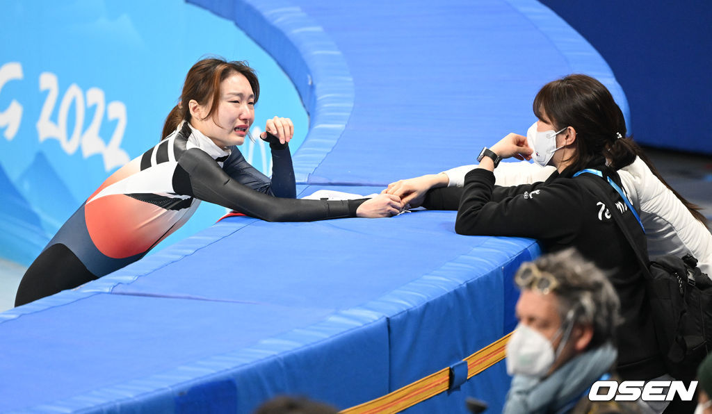 은메달 확정 지은 최민정이 이유빈의 축하 인사를 받으며 눈물을 보이고 있다.  2022.02.11 /jpnews@osen.co.kr