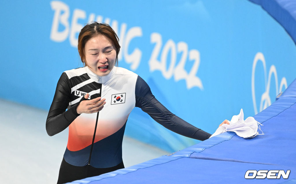 은메달을 차지한 최민정이 눈물을 흘리고 있다.  2022.02.11 /jpnews@osen.co.kr