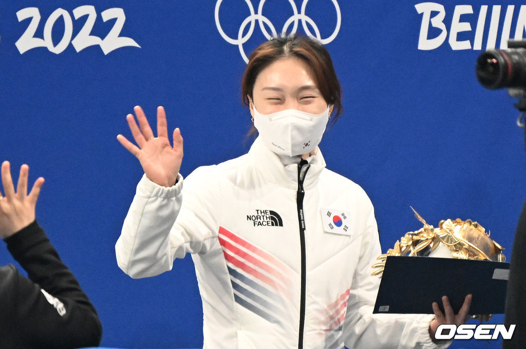 최민정(23, 성남시청)이 완벽한 레이스를 펼치며 값진 은메달을 목에 걸었다.최민정은 11일 중국 베이징 캐피털 인도어 스타디움에서 열린 2022 베이징 동계올림픽 쇼트트랙 여자 1,000m 결선에서 당당히 2위로 통과, 1분 28초443의 기록으로 은메달을 목에 걸었다.시상식을 마친 대한민국 최민정이 카메라를 향해 인사를 하고 있다. 2022.02.11 /jpnews@osen.co.kr
