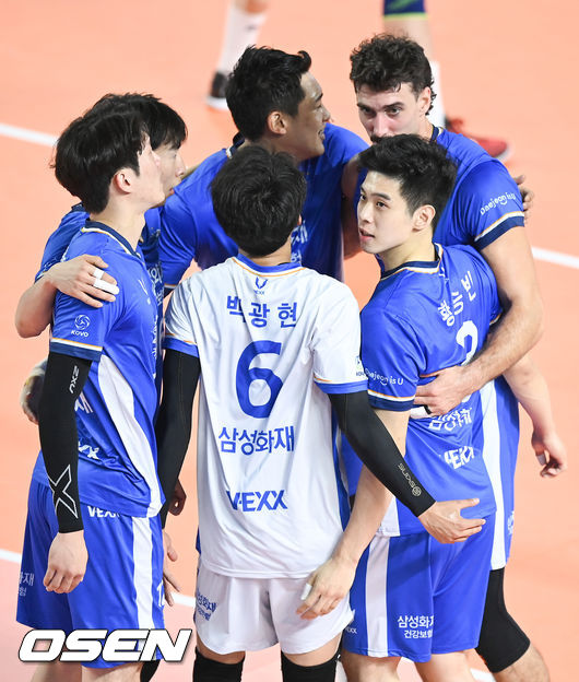 서브 에이스를 성공시킨 삼성화재 황승빈이 동료들과 기뻐하고 있다. 2021.10.22 /OSEN DB