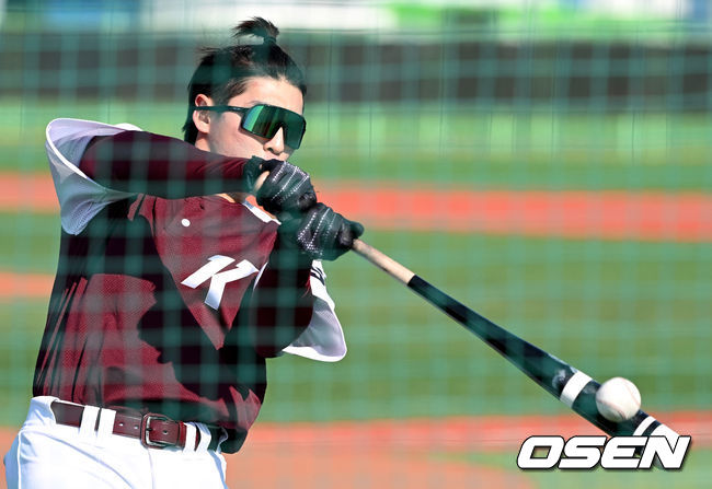 키움 히어로즈가 11일 전라남도 고흥 거금야구장에서 2022시즌을 준비하는 스프링캠프를 차리고 담금질에 나섰다.키움 이정후가 타격 훈련을 펼치고 있다. 2022.02.11 / dreamer@osen.co.kr