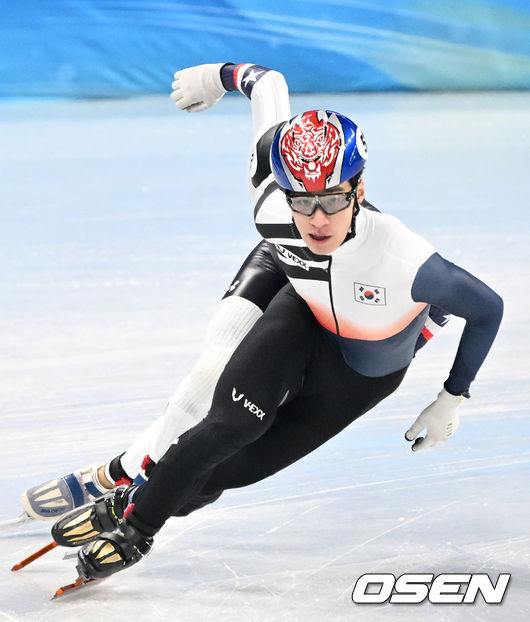 11일(한국시간) 중국 베이징 캐피털 실내경기장에서 2022 베이징 동계올림픽 쇼트트랙 쇼트트랙 남자 500m 예선 경기가 열렸다.대한민국 황대헌이 역주하고 있다. 2022.02.11 /jpnews@osen.co.kr
