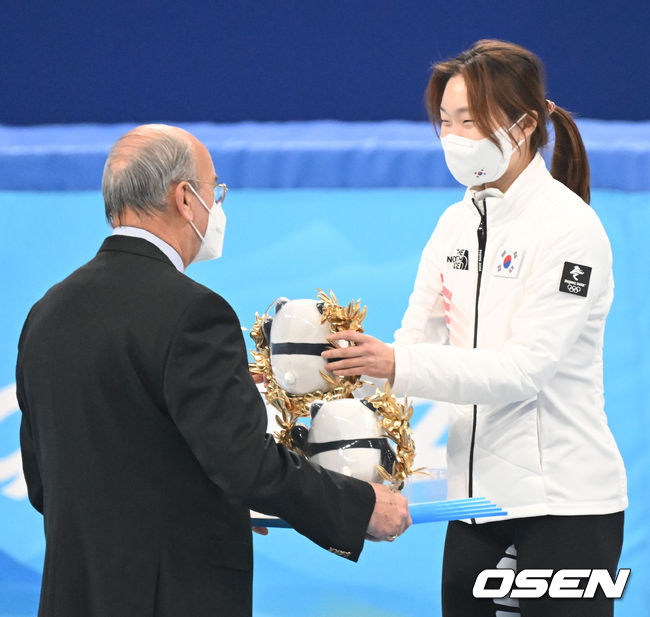 최민정(23, 성남시청)이 완벽한 레이스를 펼치며 값진 은메달을 목에 걸었다.최민정은 11일 중국 베이징 캐피털 인도어 스타디움에서 열린 2022 베이징 동계올림픽 쇼트트랙 여자 1,000m 결선에서 당당히 2위로 통과, 1분 28초443의 기록으로 은메달을 목에 걸었다.은메달을 획득한 대한민국 최민정이 스토이츠 스토이체프 ISU 이사로부터 인형을 받고 있다. 2022.02.11 /jpnews@osen.co.kr