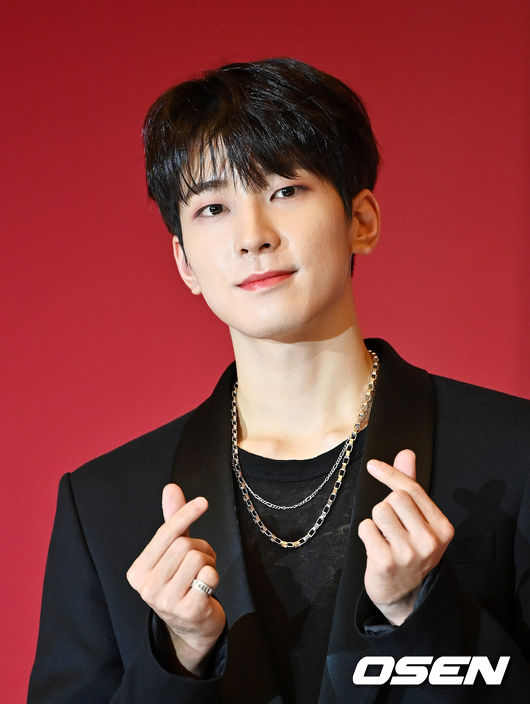 22일 오후 서울 콘래드 서울 파크볼룸에서 세븐틴 미니 9집 ‘Attacca’ 발매 기념 온∙오프라인 글로벌 기자간담회 열렸다.<br /><br />세븐틴 원우가 포토타임을 하고 있다.  2021.10.22 /jpnews@osen.co.kr