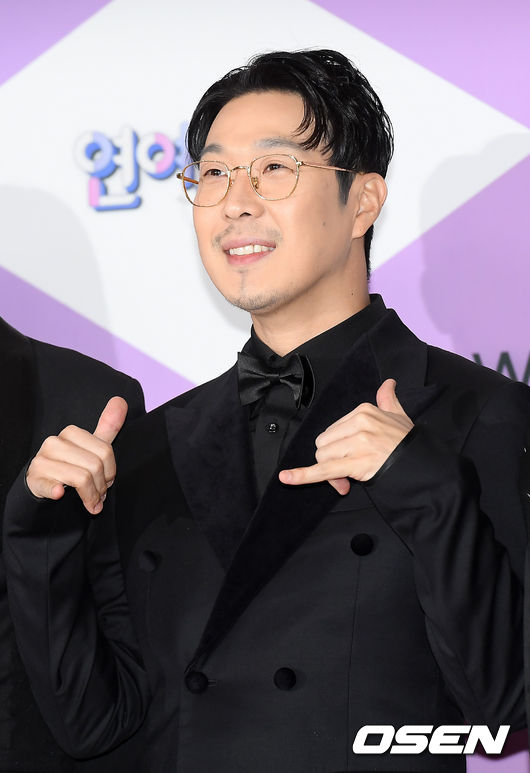 28일 오후 서울 마포구 SBS 프리즘타워에서 ‘2019 SBS 연예대상’ 포토월 행사가 열렸다.<br /><br />올해 SBS 예능은 신규 프로그램이 대거 쏟아지는 상황에서도 높은 화제성과 시청률을 거머쥐며 굳건한 인기를 과시했다. ‘동상이몽2-너는 내 운명’, ‘불타는 청춘’, ‘백종원의 골목식당’, ‘미운우리새끼’ 등 대다수의 프로그램이 꾸준히 동시간대 1위를 차지하며 ‘예능 강자’의 입지를 굳혔다. 아울러 ‘리틀포레스트’, ‘맛남의 광장’ 등의 신규 프로그램 역시 호평을 받으며 안착했다. 그런 가운데 ‘2019 SBS 연예대상’ 대상 트로피는 과연 누구에게 돌아갈지 이목이 쏠리고 있다.<br /><br />가수 하하가 포즈를 취하고 있다. /cej@osen.co.kr